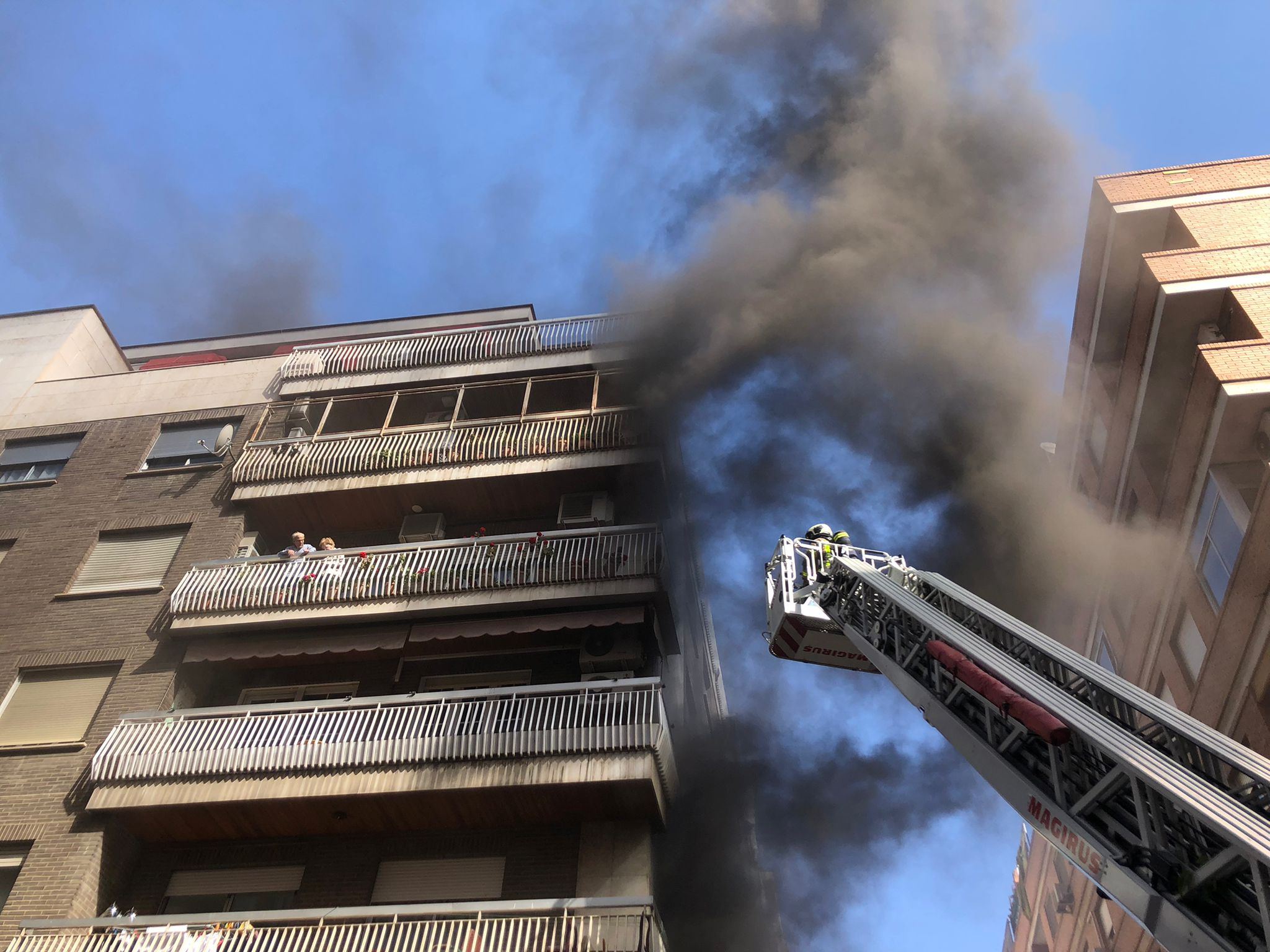 El fuego se ha originado en la calle Azorín