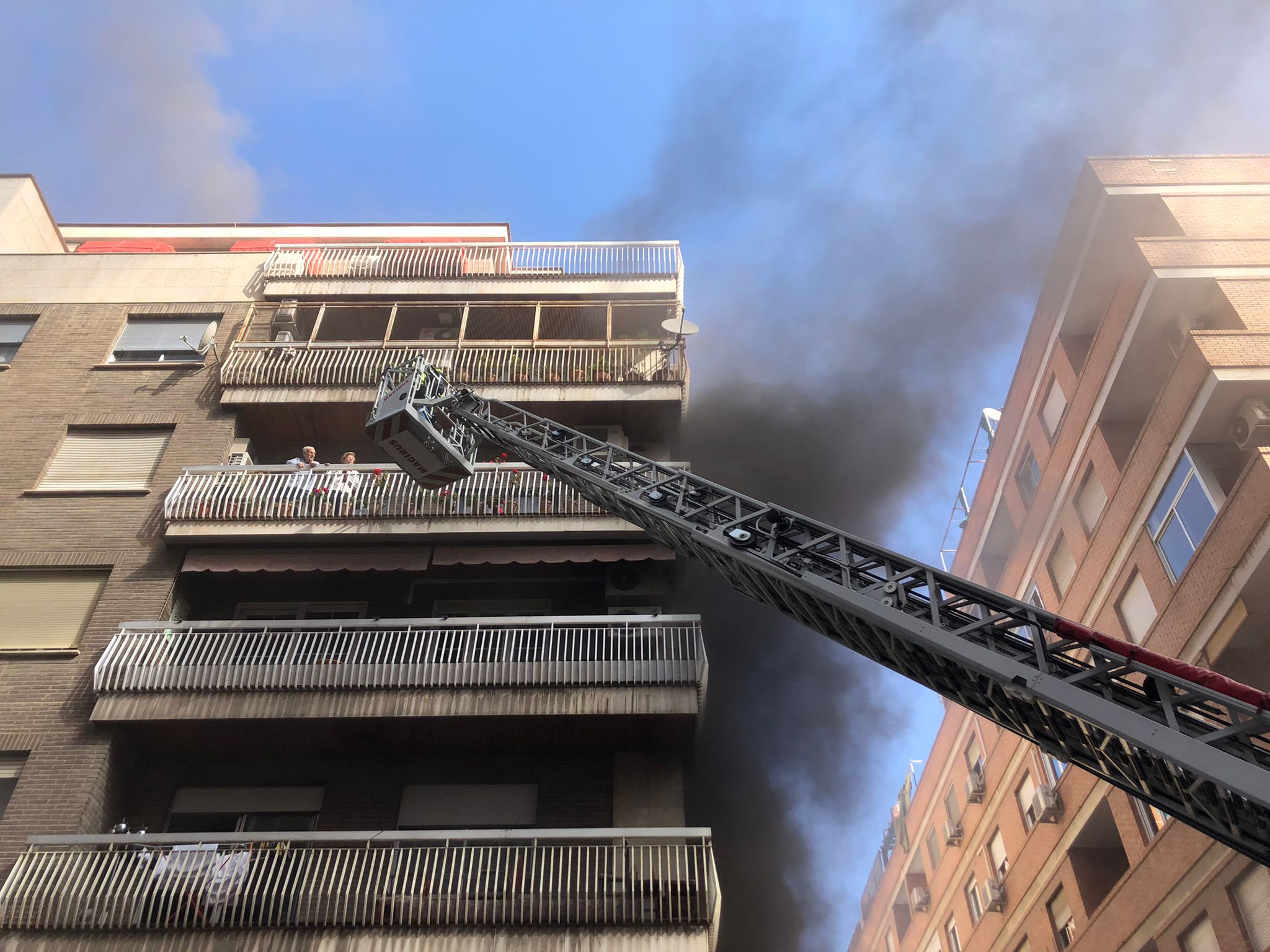 El fuego se ha originado en la calle Azorín