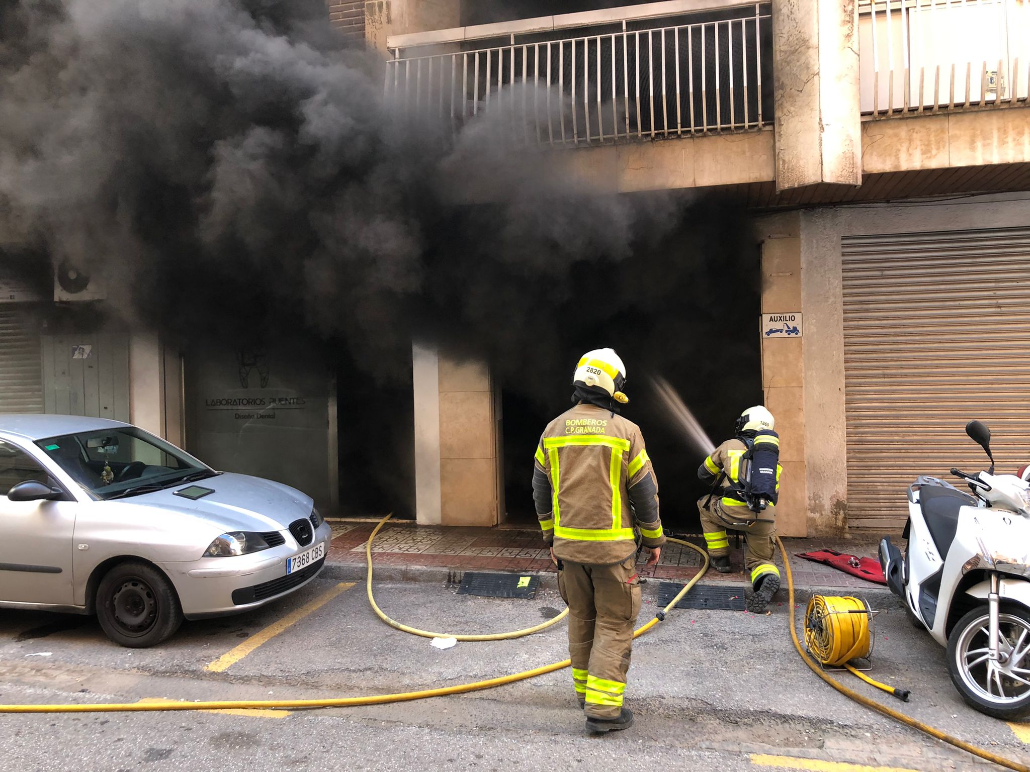 El fuego se ha originado en la calle Azorín