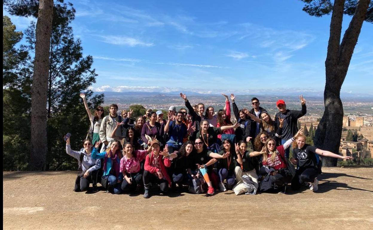 Estudiantes extranjeros en el Llano de la Perdiz, en una actividad organizada por un voluntariado.