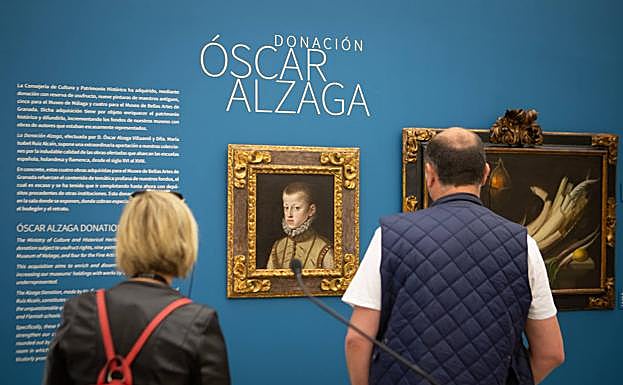 Visitantes observan el retrato del archiduque. 