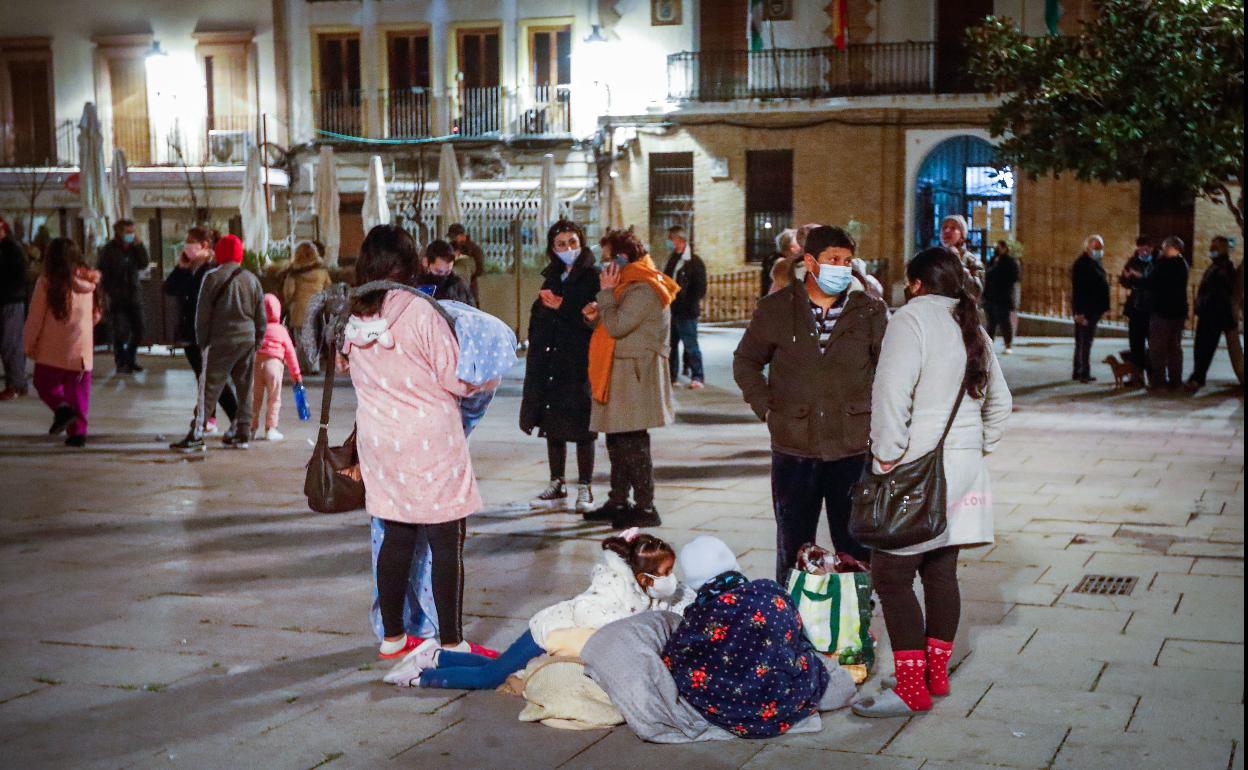 Granadinos en la calle durante la noche de los terremotos de enero de 2021.