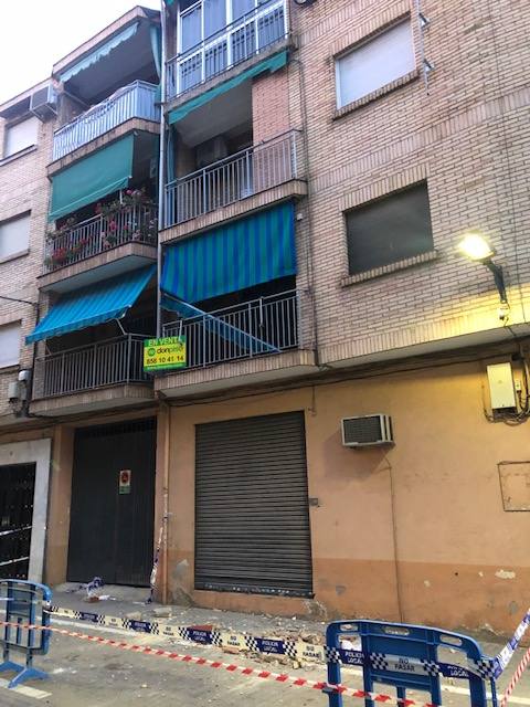 Zona de la calle Ermita de Maracena donde ocurrieron los hechos y que aún tiene los restos de la cornisa en el suelo. 