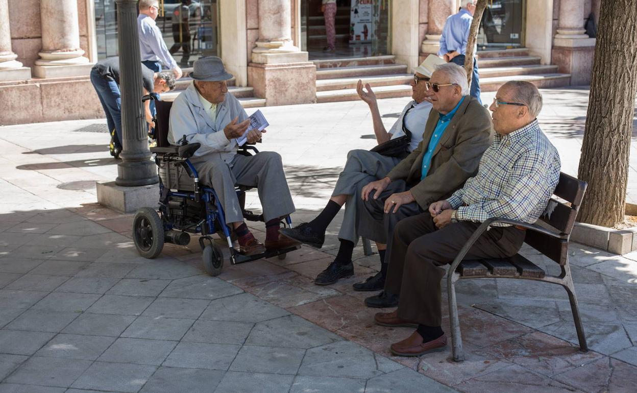 Jubilados en un banco en la Fuente de las Batallas.