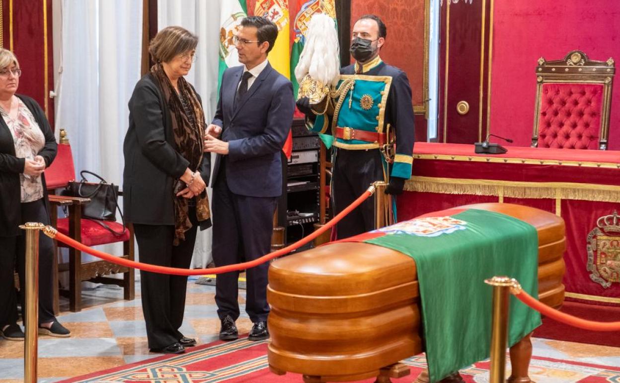 Paco Cuenca en la capilla ardiente en el Ayuntamiento.