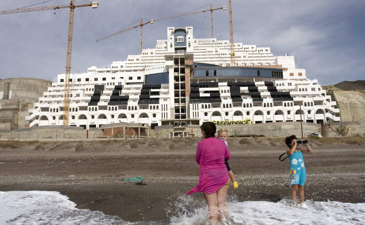 Hotel de El Algarrobico, en el parque natural de Gata, emblema de la destrucción del litoral. 