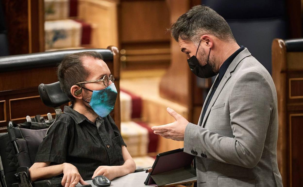 Los portavoces de Unidas Podemos y ERC, Pablo Echenique y Gabriel Rufián, durante un pleno. 