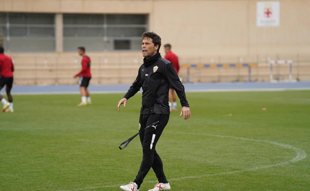 El mister dirige un entrenamiento con firmeza.