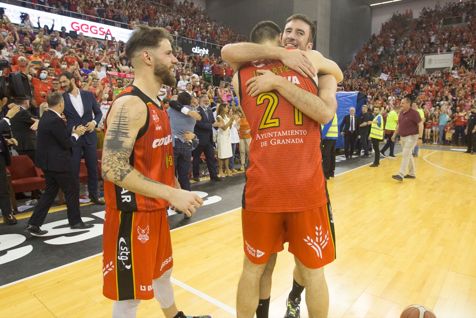 Las mejores fotos de la alegría rojinegra tras volver a la ACB