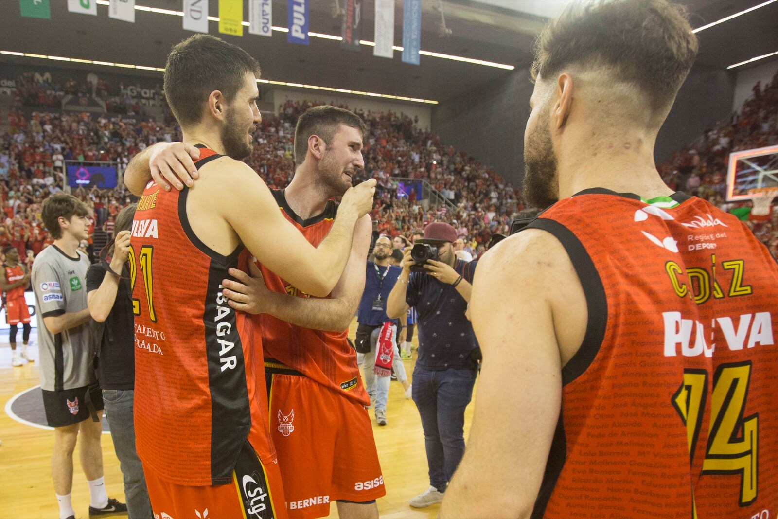 Las mejores fotos de la alegría rojinegra tras volver a la ACB