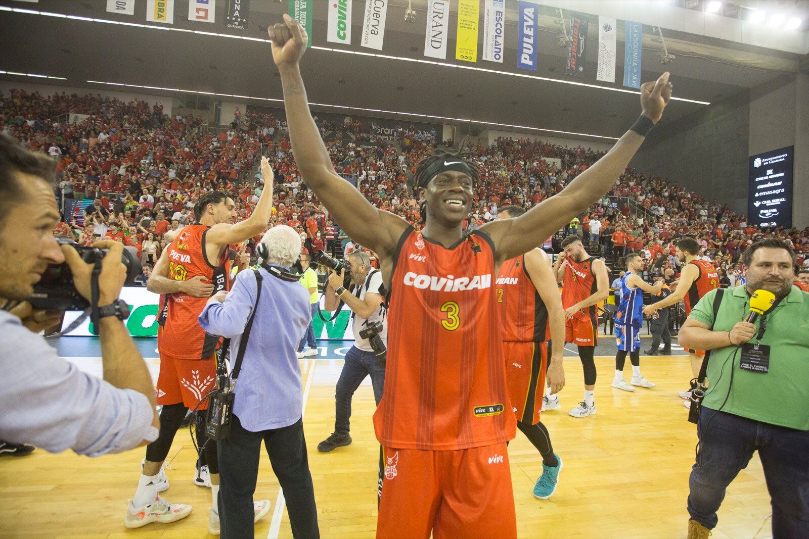 Las mejores fotos de la alegría rojinegra tras volver a la ACB