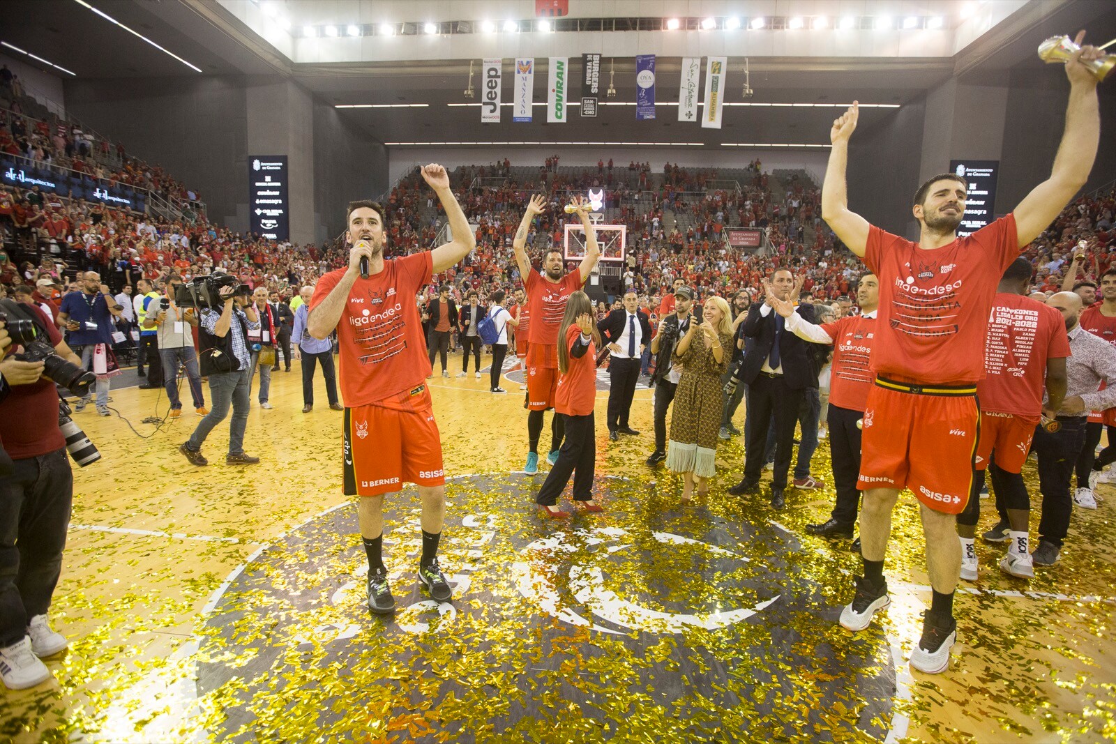 Las mejores fotos de la alegría rojinegra tras volver a la ACB