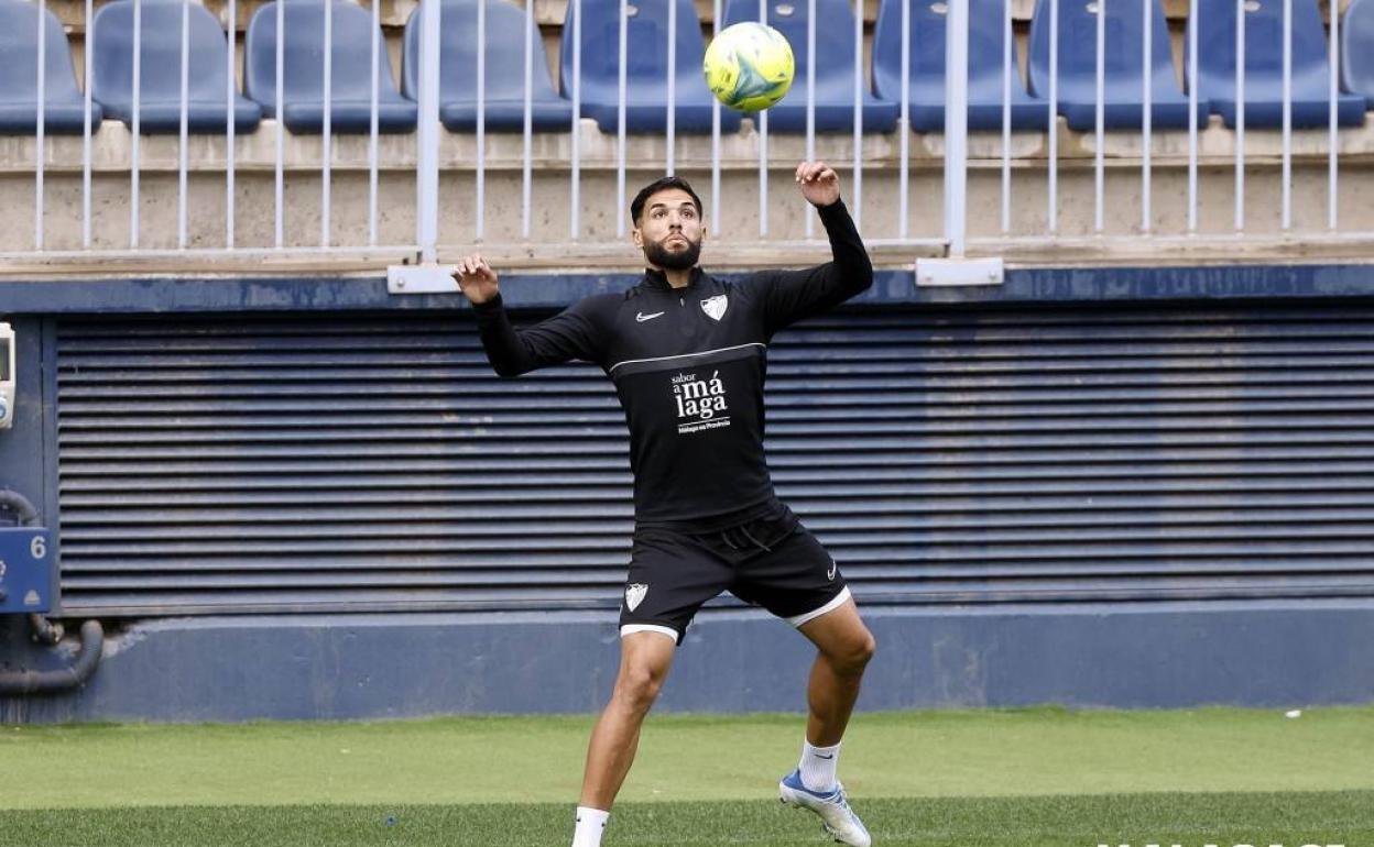 Antoñín controla un balón durante un entrenamiento con el Málaga. 