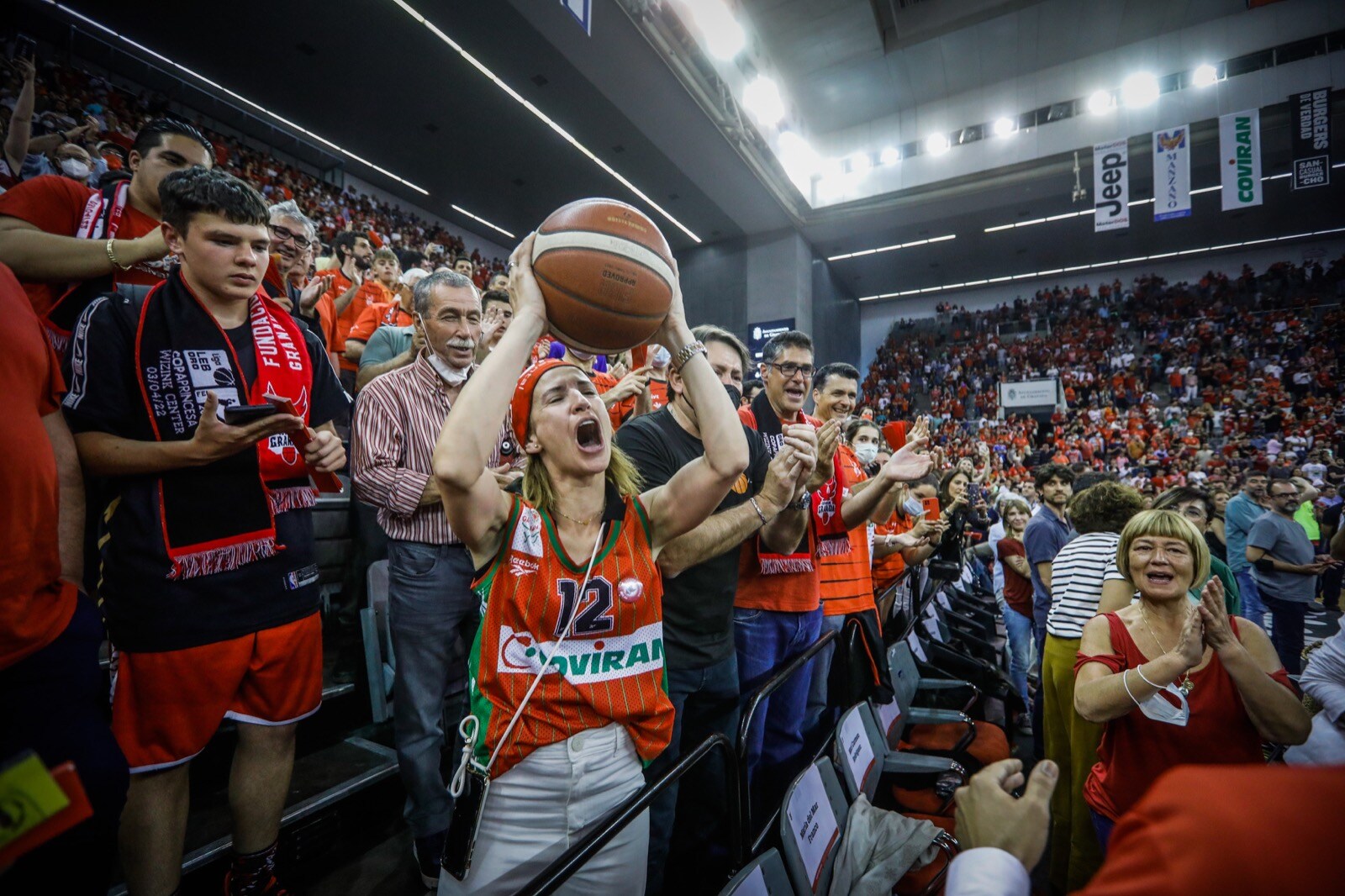Las mejores fotos de la alegría rojinegra tras volver a la ACB