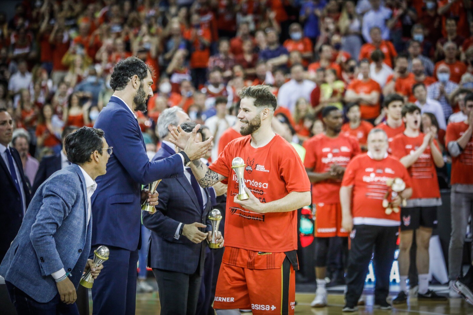 Las mejores fotos de la alegría rojinegra tras volver a la ACB