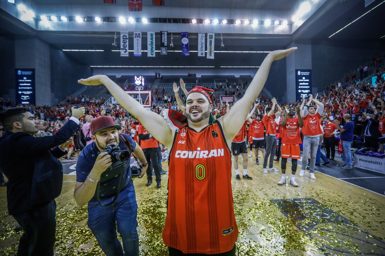 Las mejores fotos de la alegría rojinegra tras volver a la ACB