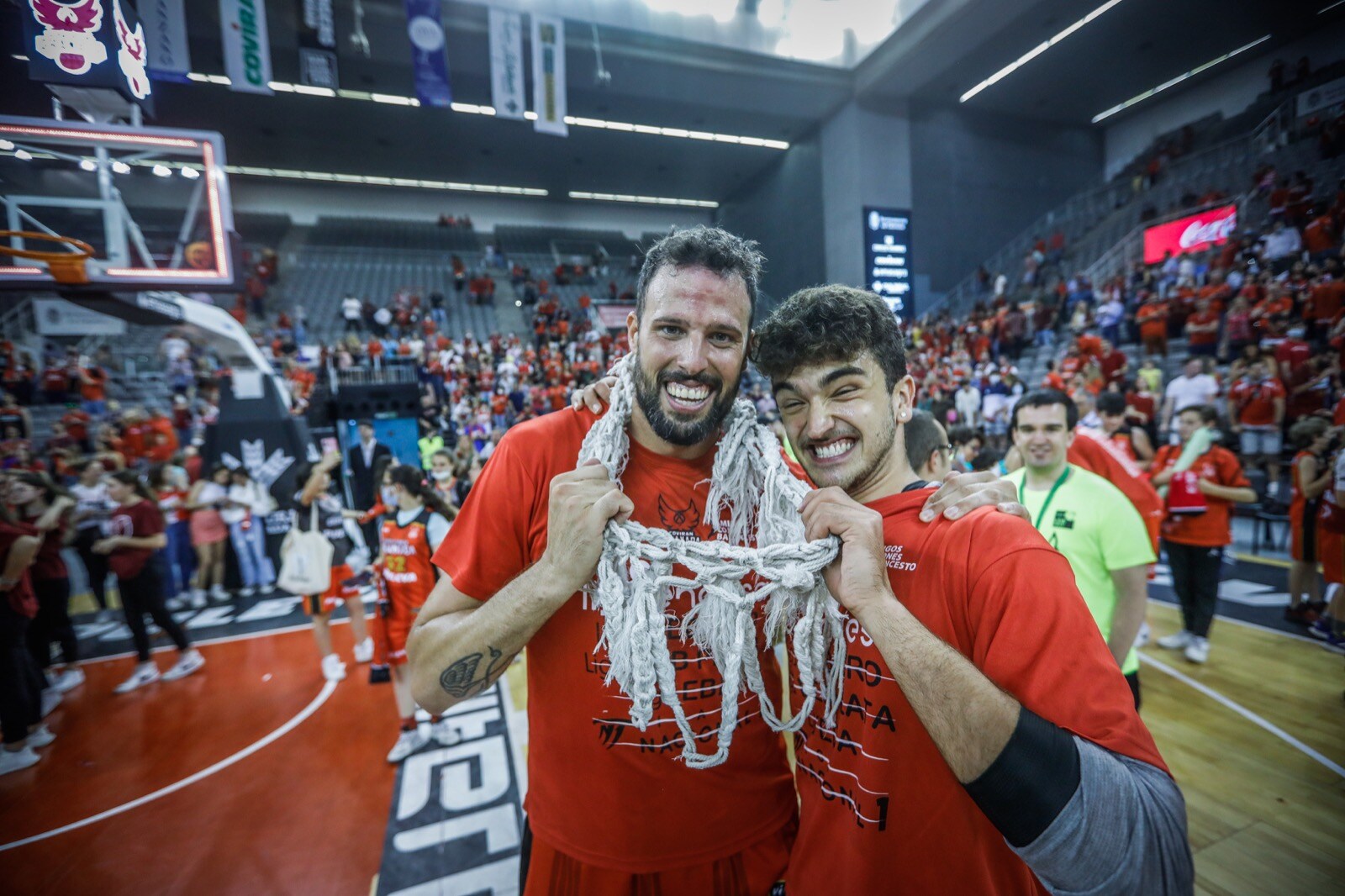 Las mejores fotos de la alegría rojinegra tras volver a la ACB