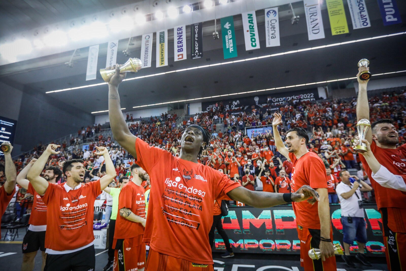 Las mejores fotos de la alegría rojinegra tras volver a la ACB