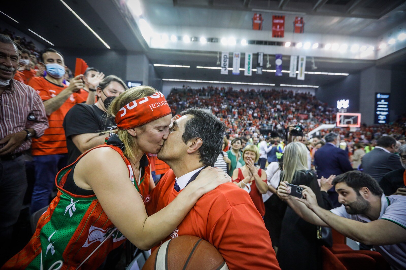 Las mejores fotos de la alegría rojinegra tras volver a la ACB