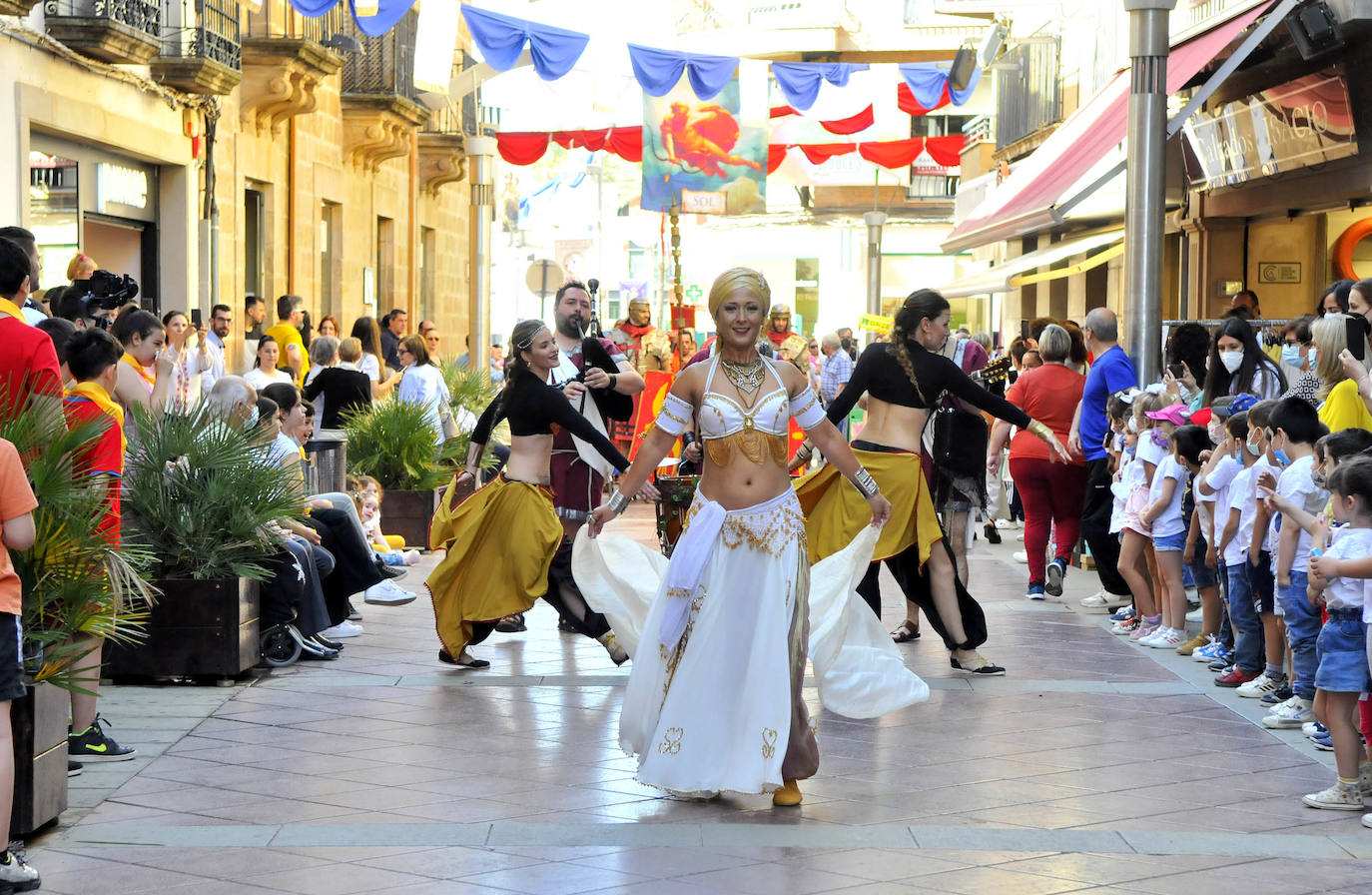 La ciudad disfruta con el desfile infantil.