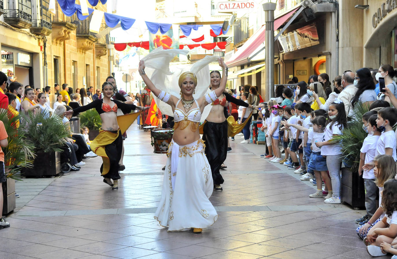 La ciudad disfruta con el desfile infantil.