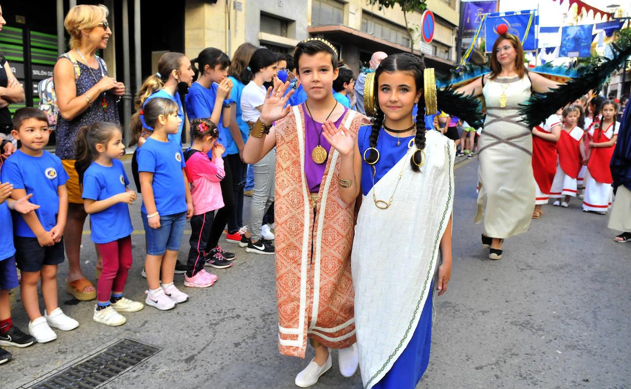 Los personajes infantiles de Aníbal e Himilce saludan durante el desfile. 