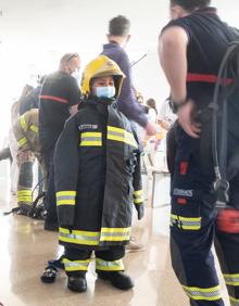 Imagen secundaria 2 - Los niños disfrutaron con los halcones y los trajes de bombero.