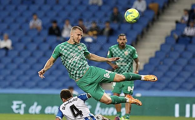 Rodrigo Ely, en el remate del primer gol.