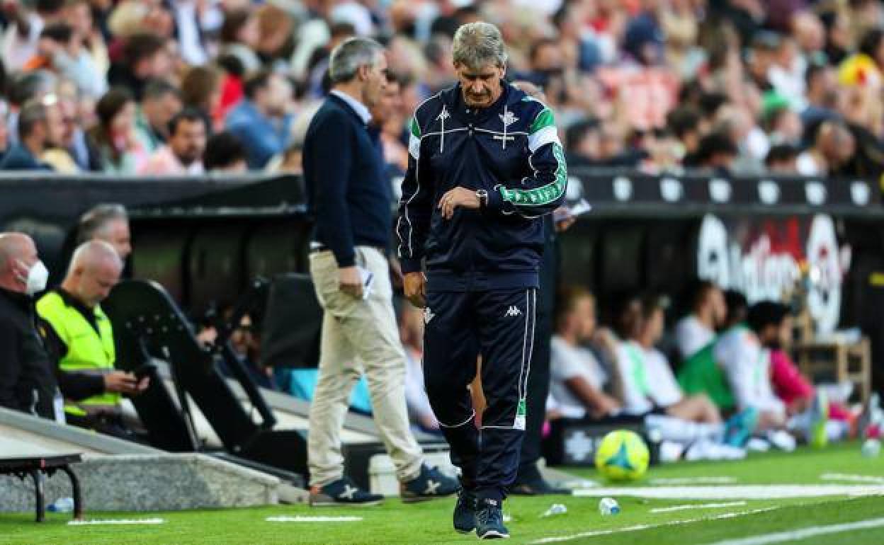 Manuel Pellegrini mira el reloj en el último partido del Betis, en Mestalla. 