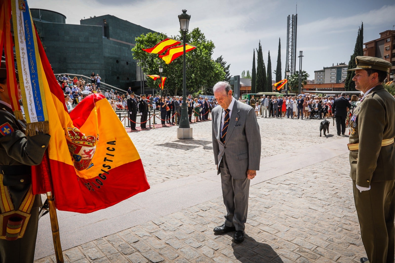 Más de 300 granadinos han llevado a cabo el juramento en la explanada del Palacio de Congresos.