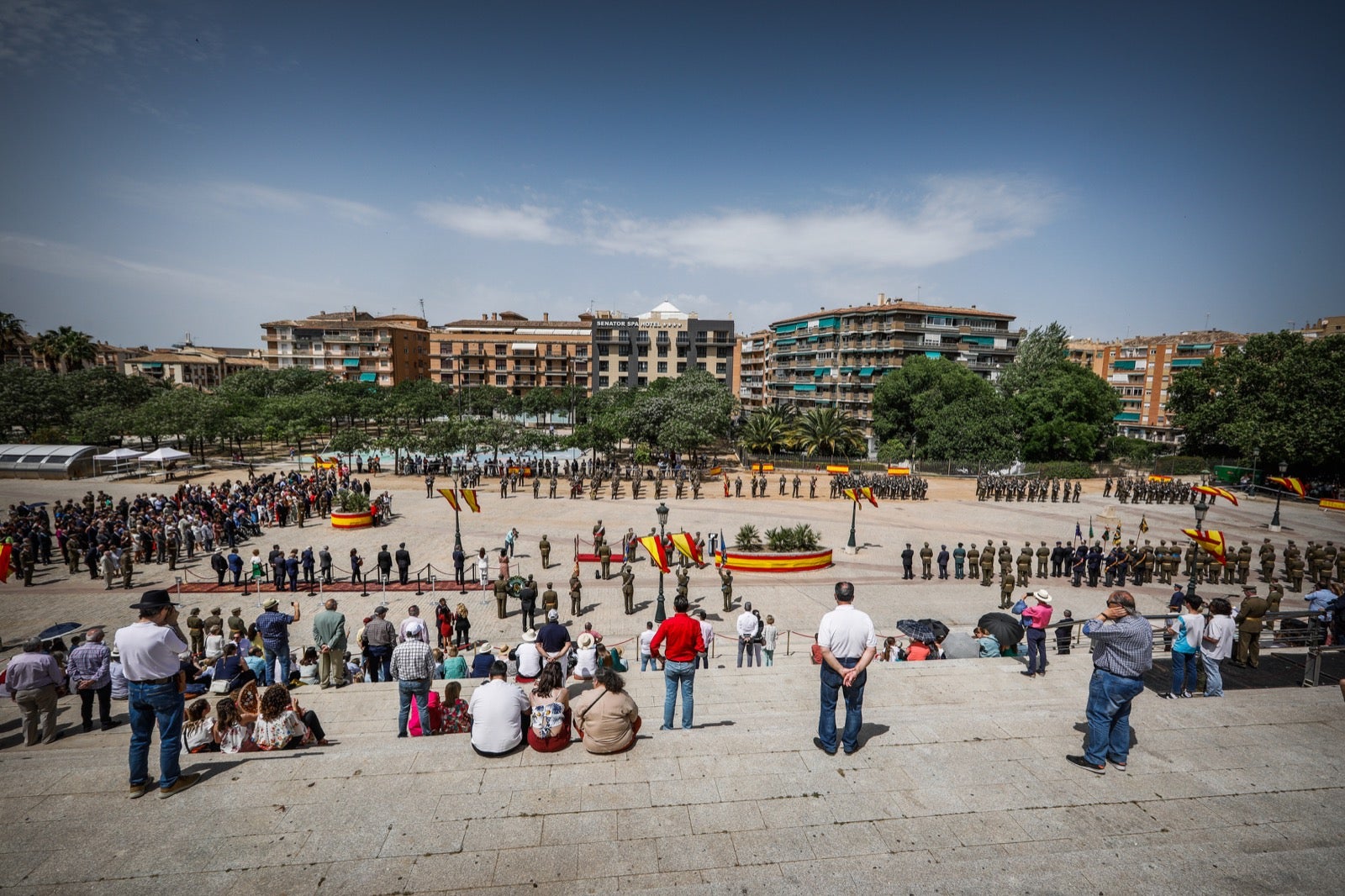 Más de 300 granadinos han llevado a cabo el juramento en la explanada del Palacio de Congresos.