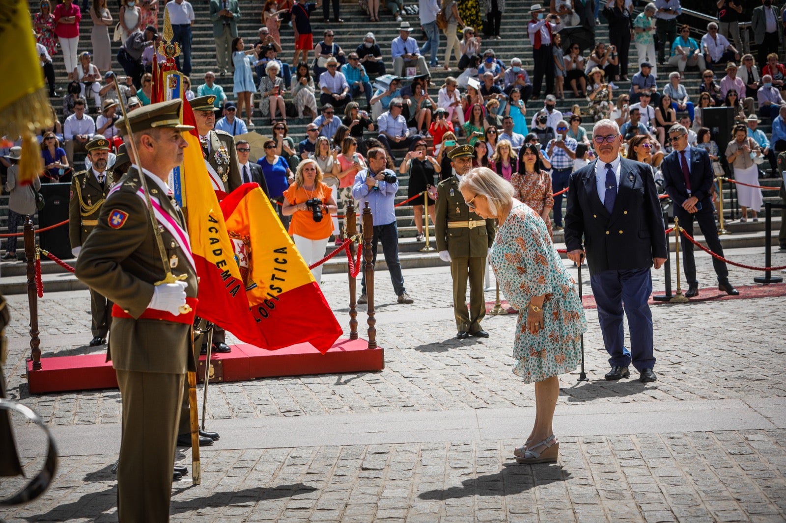 Más de 300 granadinos han llevado a cabo el juramento en la explanada del Palacio de Congresos.