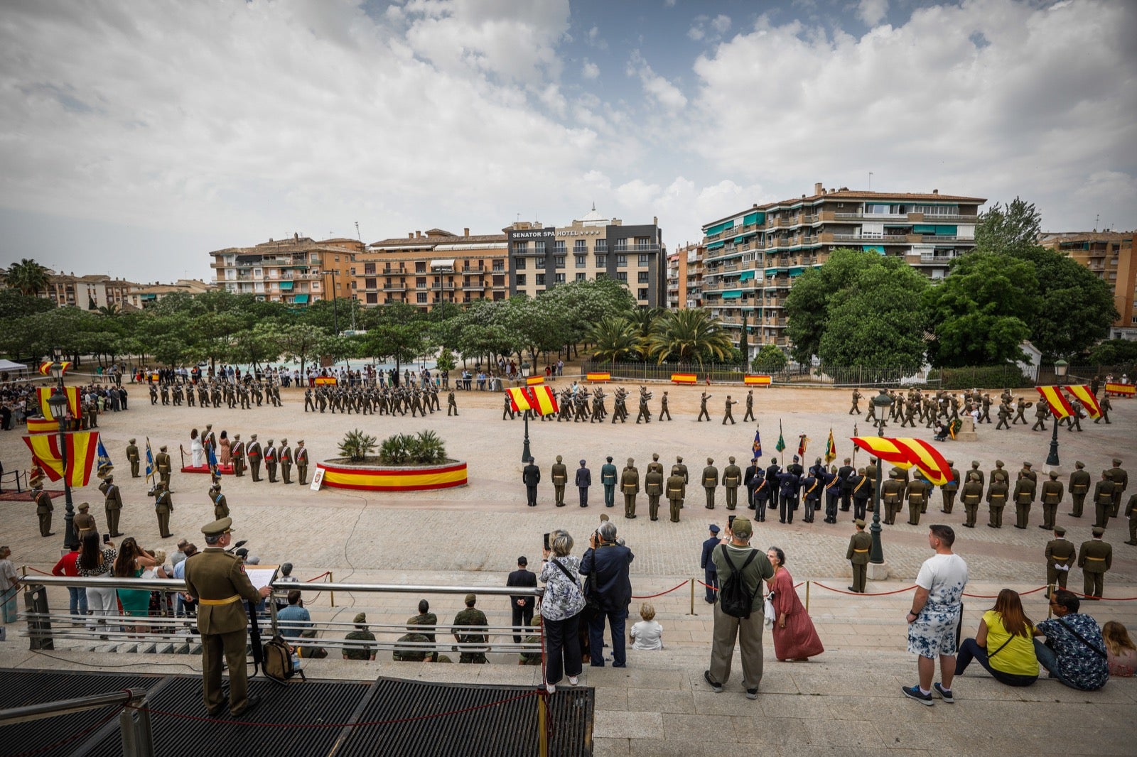 Más de 300 granadinos han llevado a cabo el juramento en la explanada del Palacio de Congresos.