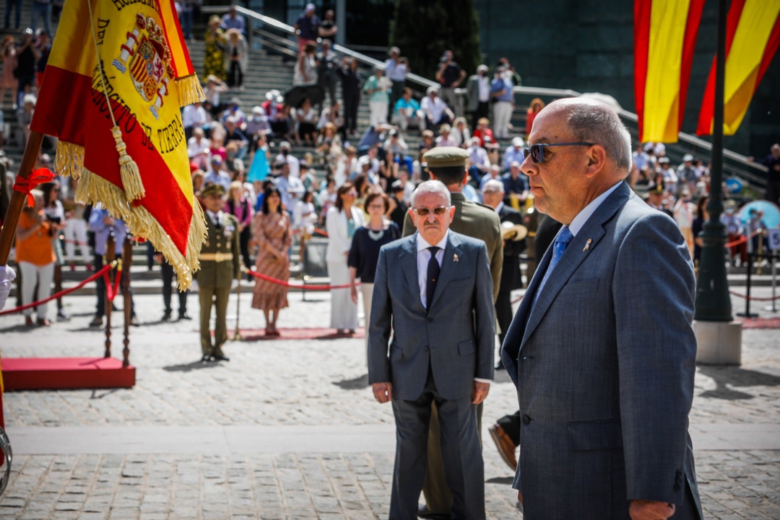 Más de 300 granadinos han llevado a cabo el juramento en la explanada del Palacio de Congresos.