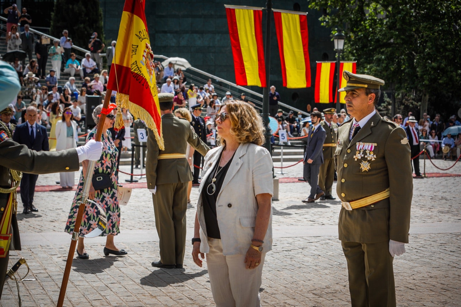 Más de 300 granadinos han llevado a cabo el juramento en la explanada del Palacio de Congresos.