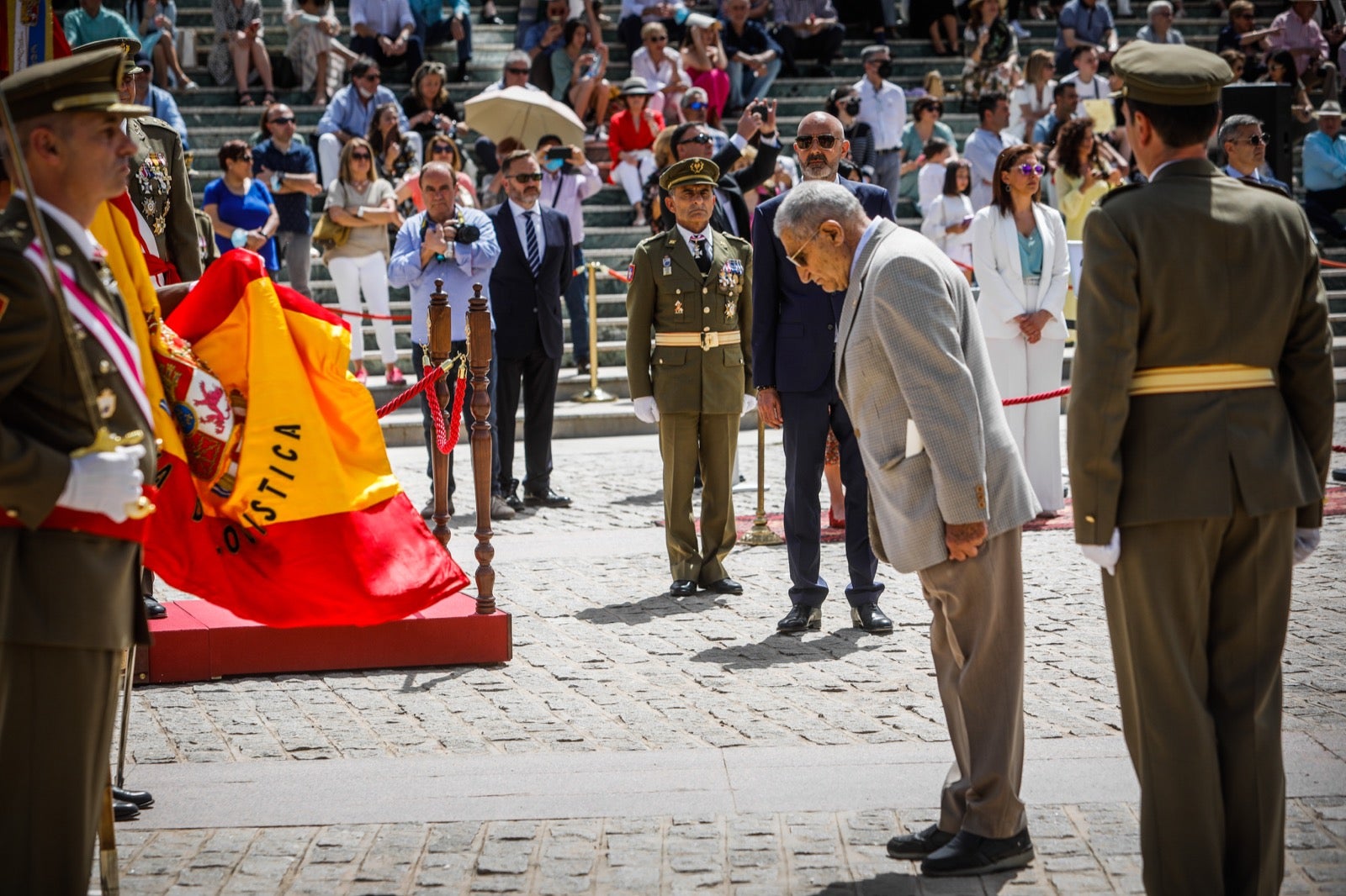 Más de 300 granadinos han llevado a cabo el juramento en la explanada del Palacio de Congresos.