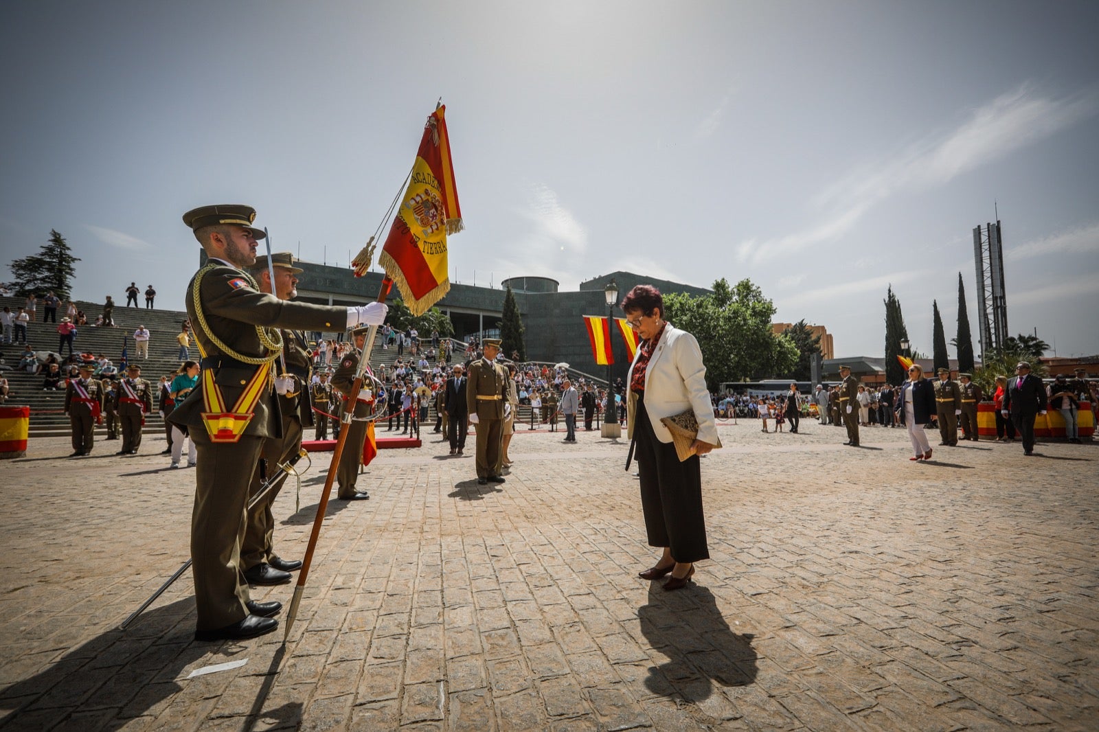 Más de 300 granadinos han llevado a cabo el juramento en la explanada del Palacio de Congresos.