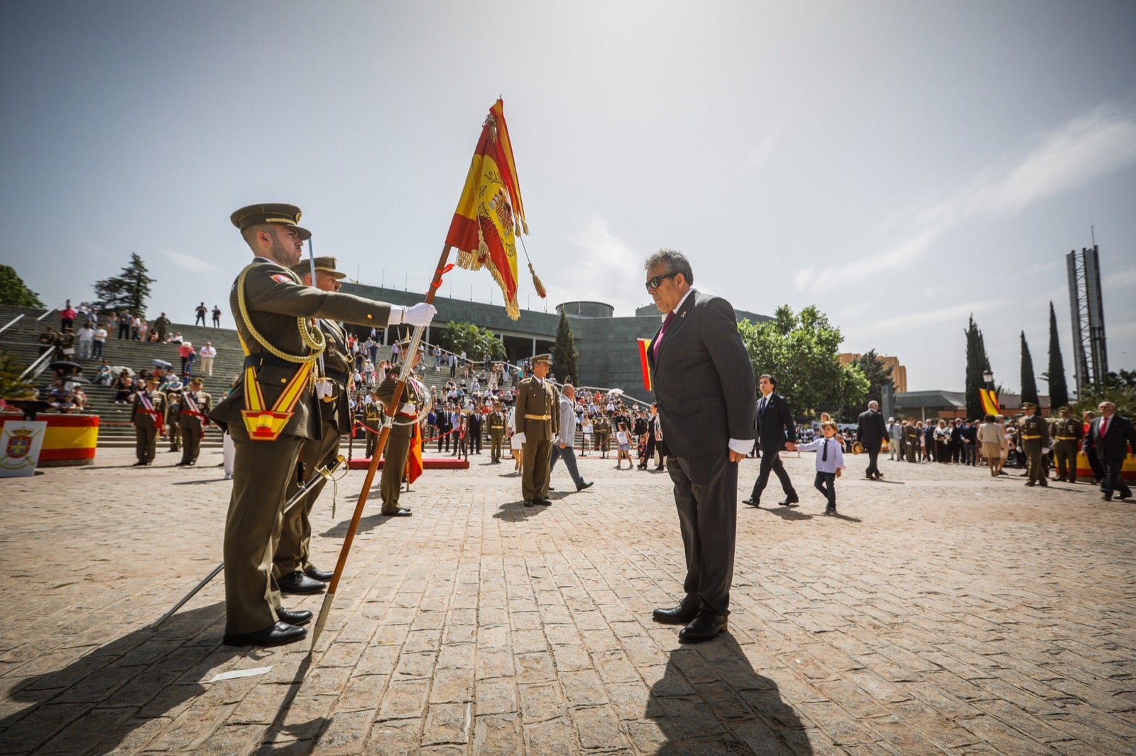 Más de 300 granadinos han llevado a cabo el juramento en la explanada del Palacio de Congresos.