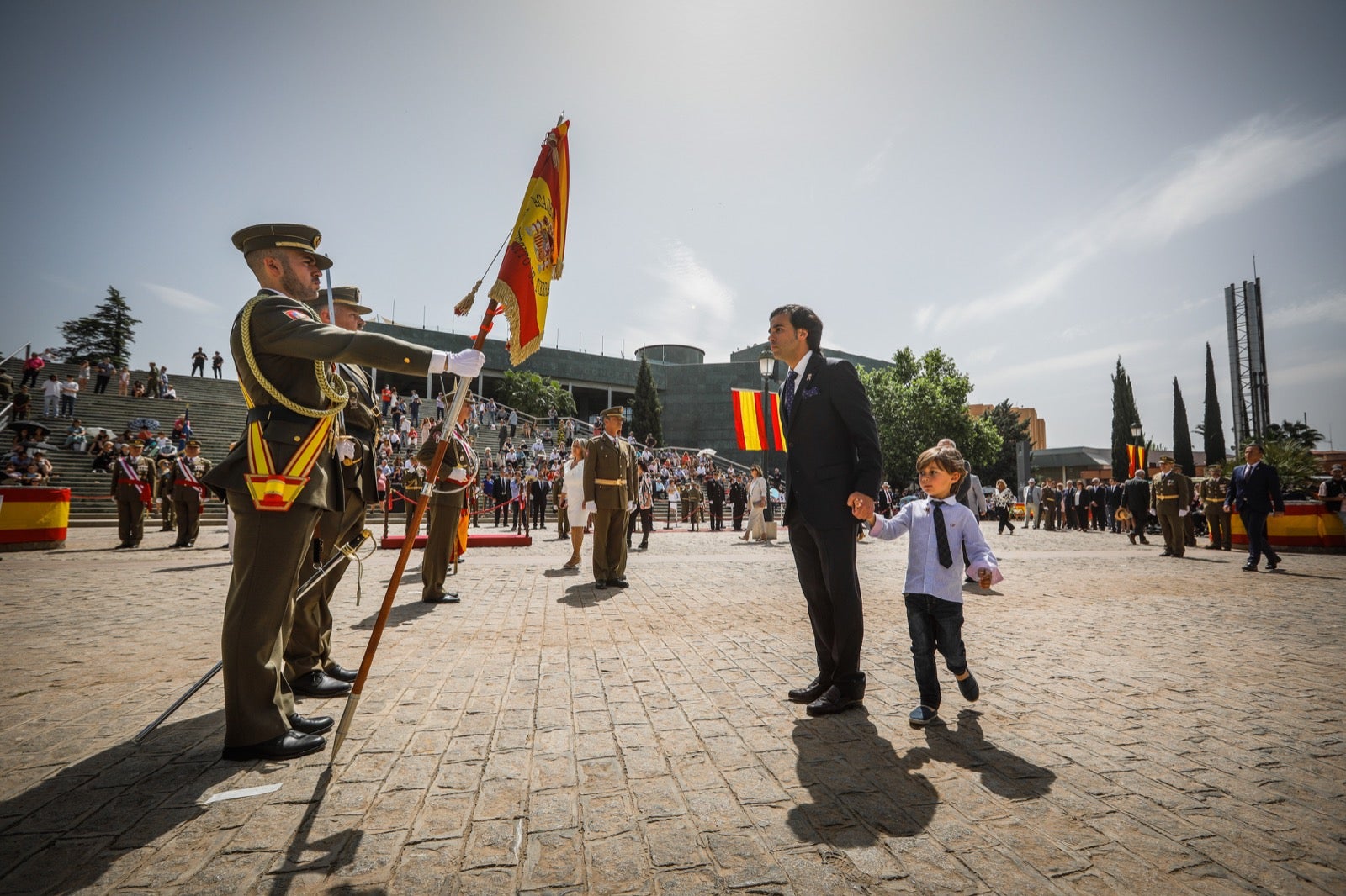 Más de 300 granadinos han llevado a cabo el juramento en la explanada del Palacio de Congresos.