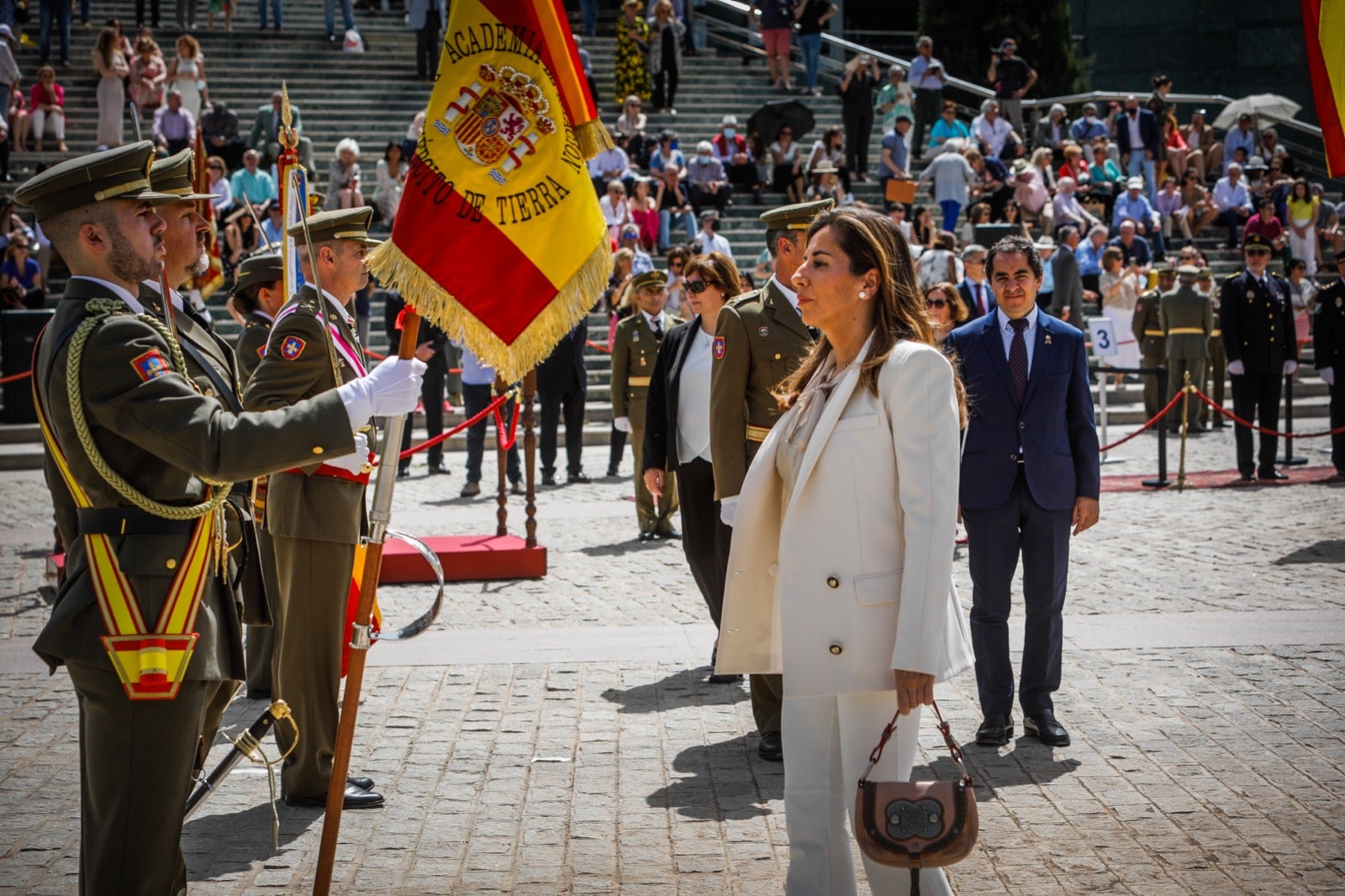 Más de 300 granadinos han llevado a cabo el juramento en la explanada del Palacio de Congresos.