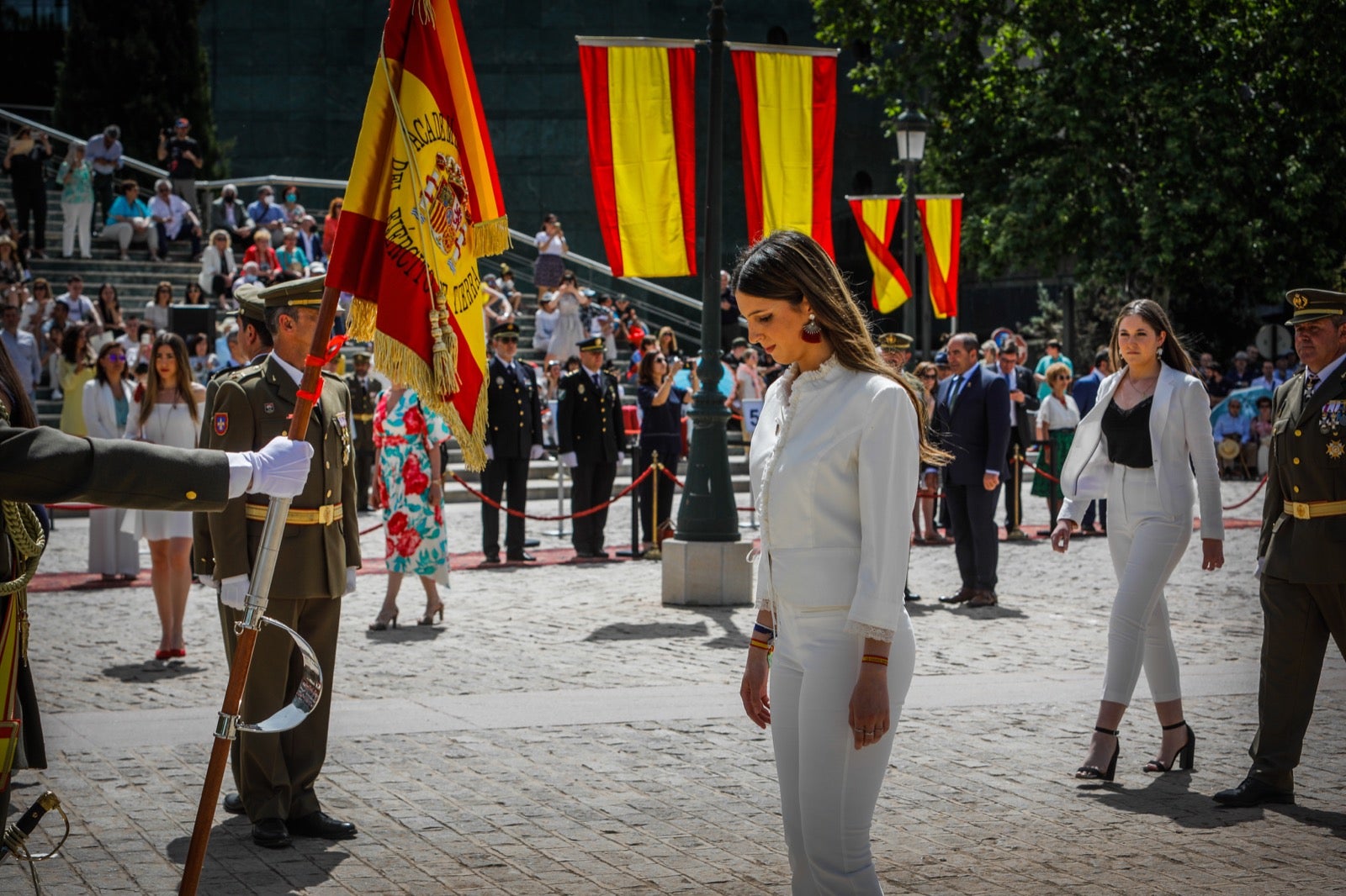 Más de 300 granadinos han llevado a cabo el juramento en la explanada del Palacio de Congresos.