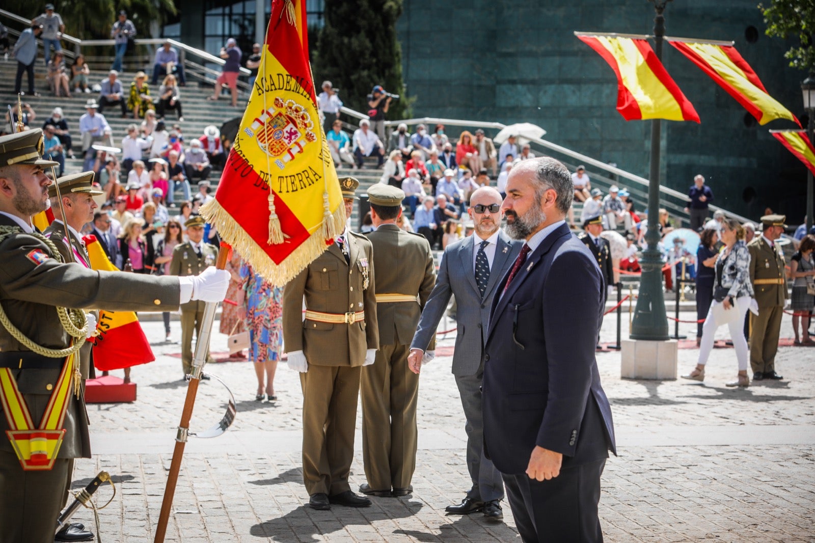 Más de 300 granadinos han llevado a cabo el juramento en la explanada del Palacio de Congresos.