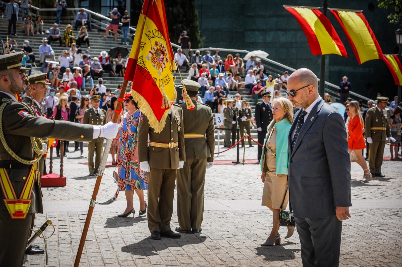 Más de 300 granadinos han llevado a cabo el juramento en la explanada del Palacio de Congresos.