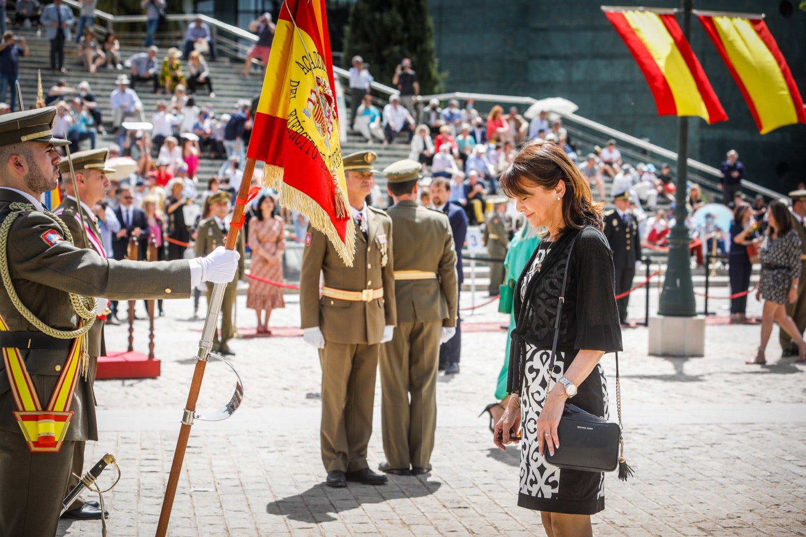 Más de 300 granadinos han llevado a cabo el juramento en la explanada del Palacio de Congresos.