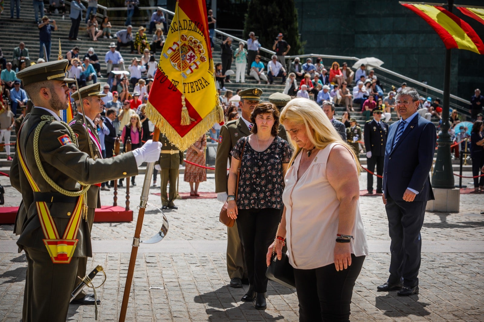 Más de 300 granadinos han llevado a cabo el juramento en la explanada del Palacio de Congresos.