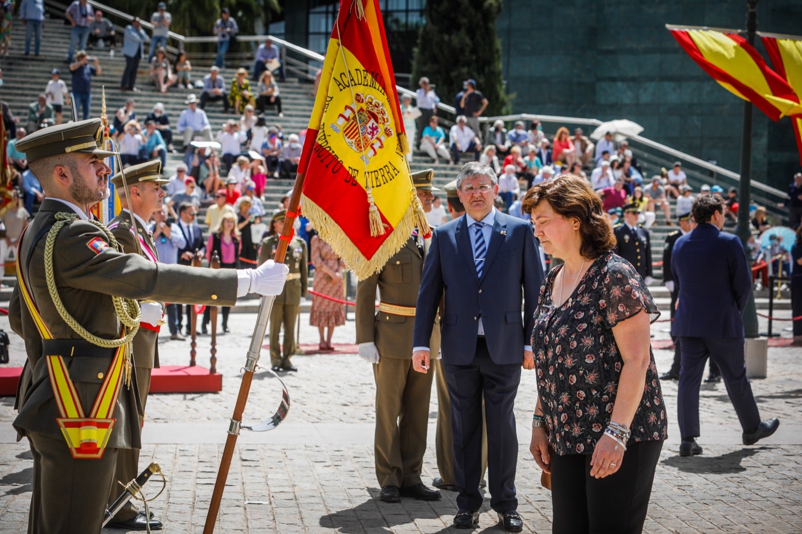 Más de 300 granadinos han llevado a cabo el juramento en la explanada del Palacio de Congresos.