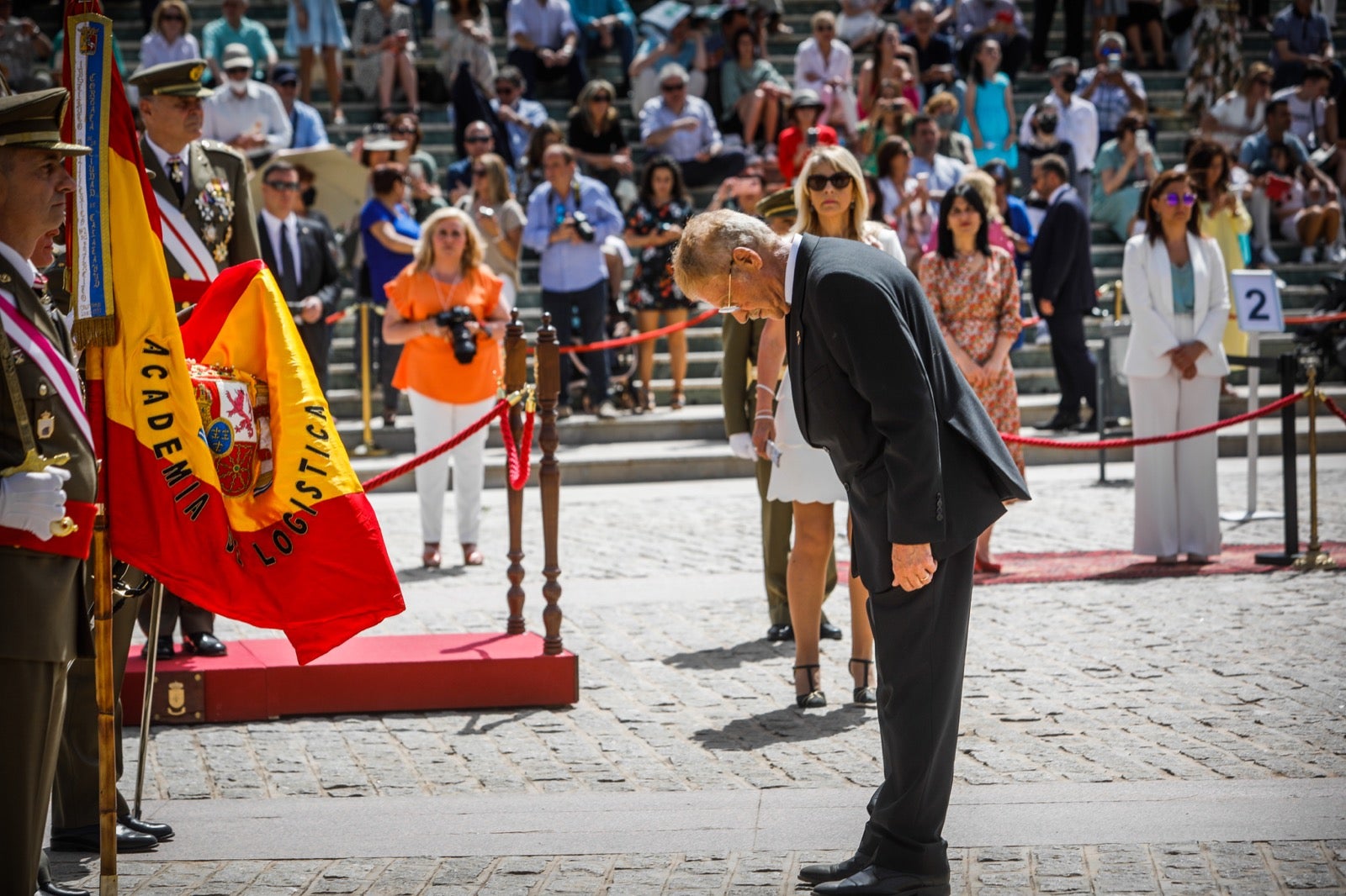 Más de 300 granadinos han llevado a cabo el juramento en la explanada del Palacio de Congresos.