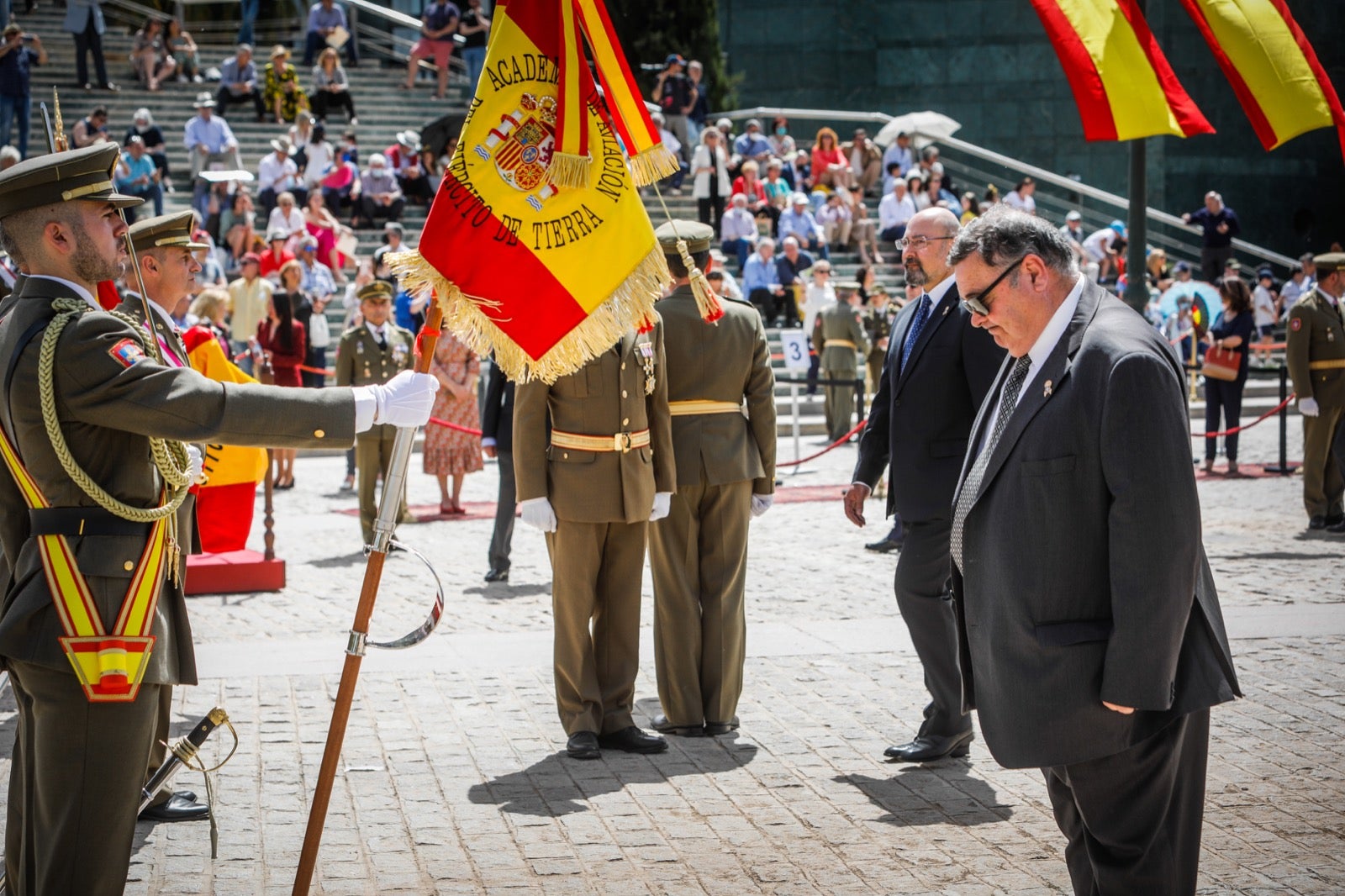 Más de 300 granadinos han llevado a cabo el juramento en la explanada del Palacio de Congresos.