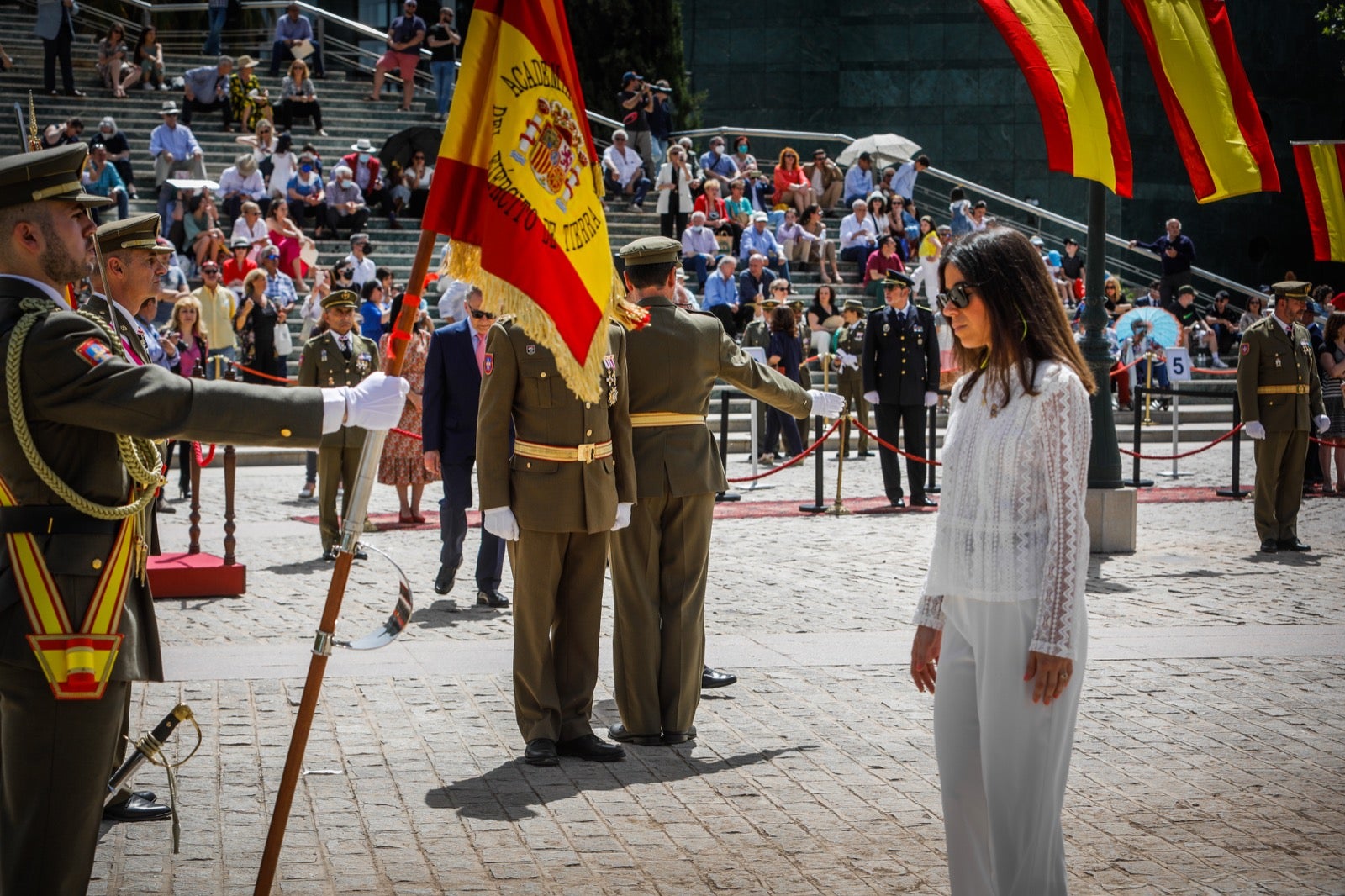 Más de 300 granadinos han llevado a cabo el juramento en la explanada del Palacio de Congresos.