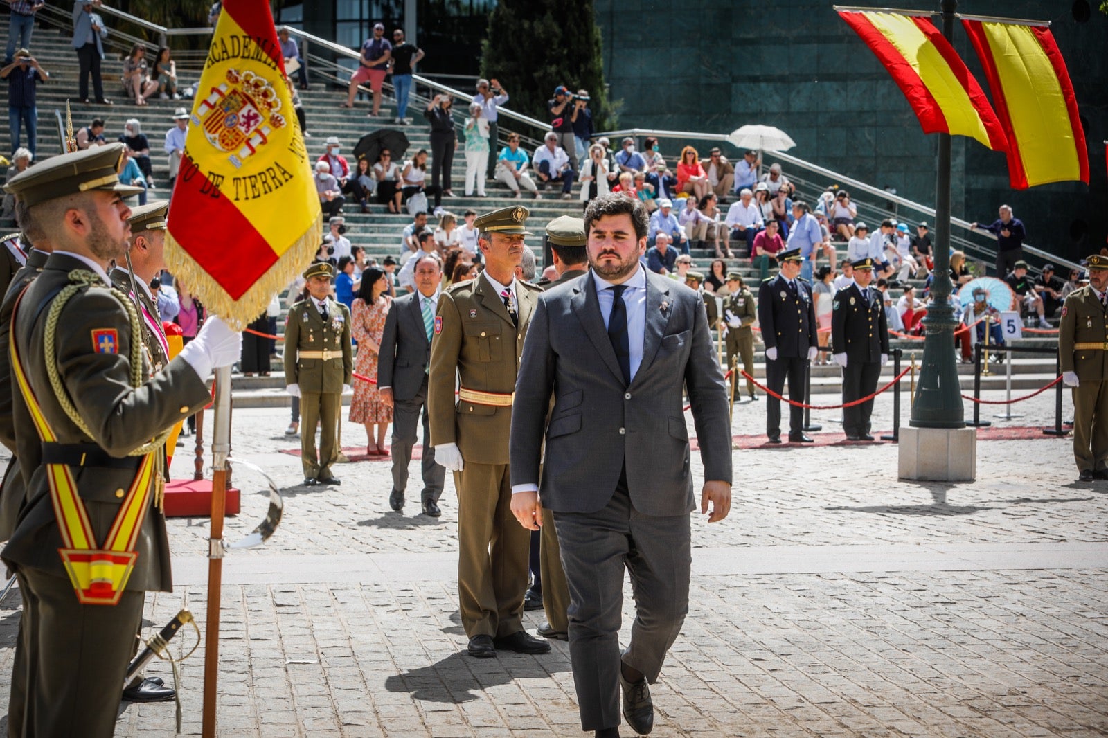 Más de 300 granadinos han llevado a cabo el juramento en la explanada del Palacio de Congresos.